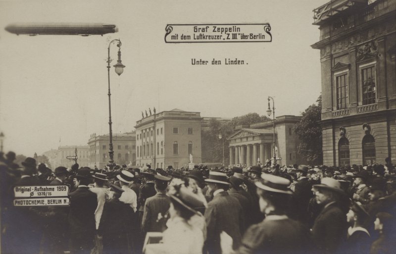 Unter den Linden, Berlin üzerinde uçan Zeppelin LZ III by Photographer German