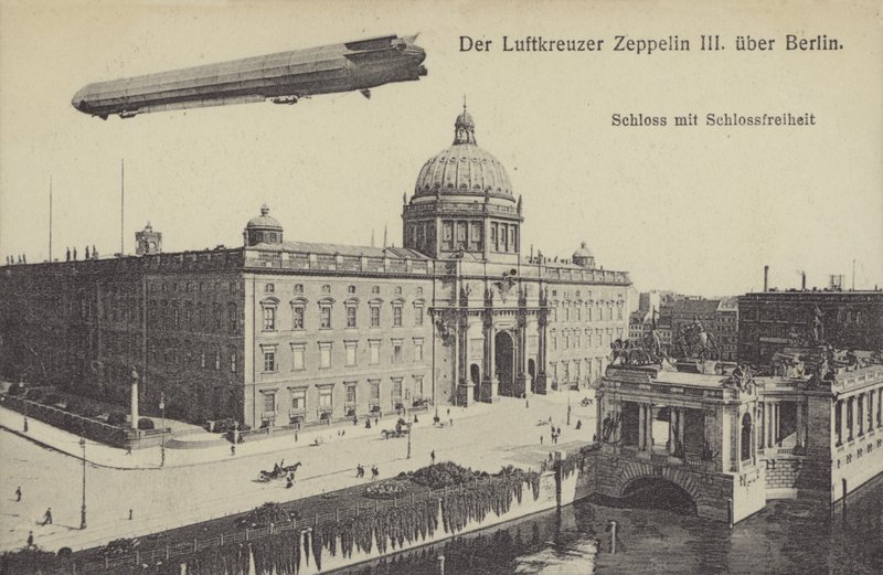 Zeppelin LZ III, Berlin Şehir Sarayı üzerinde uçuyor (s/b fotoğraf) by Photographer German