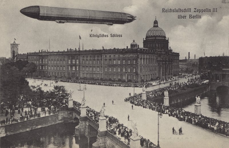 Zeppelin LZ III, Berlin Şehir Sarayı üzerinde uçuyor (s/b fotoğraf) by Photographer German