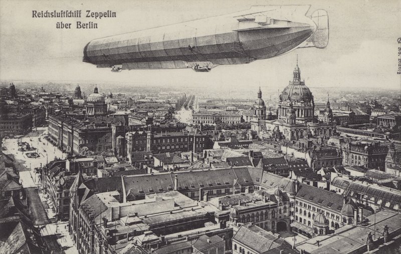 Berlin üzerinde uçan zeplin zeplin (s/b fotoğraf) by Photographer German