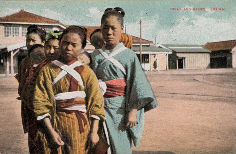 Kızlar ve bebekler, Japonya (fotoğraf) by Photographer Japanese