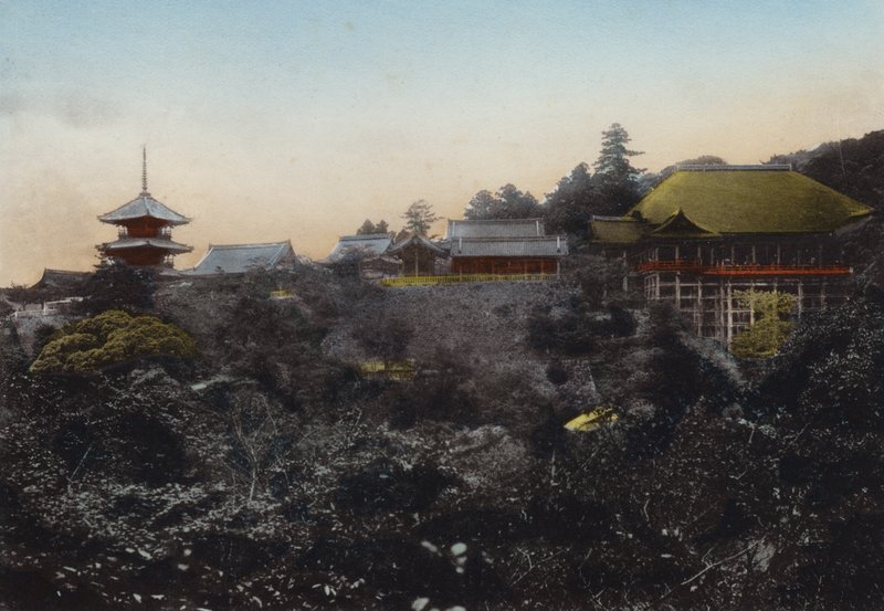 Japonya, c.1912: Kiyomizu Tapınağı, uçurumun kenarında asılı sahnesi ve Kyoto şehrinin beş görünümüyle dikkat çekiyor (fotoğraf) by Photographer Japanese