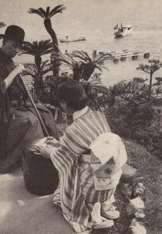 Japon işadamı ve sekreteri stenografi notlar alıyor (s/b fotoğraf) by Photographer Japanese