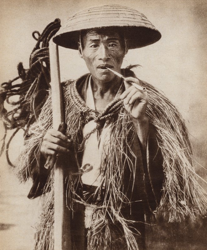 Pirinç tarlalarında kendisini şiddetli yağmurdan korumak için şapka takan Japon havai (çiftlik işçisi) (s/b fotoğraf) by Photographer Japanese