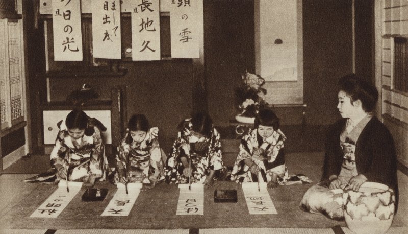 Anaokulu sınıfında fırçalarla yazan Japon kız öğrenciler (s/b fotoğraf) by Photographer Japanese