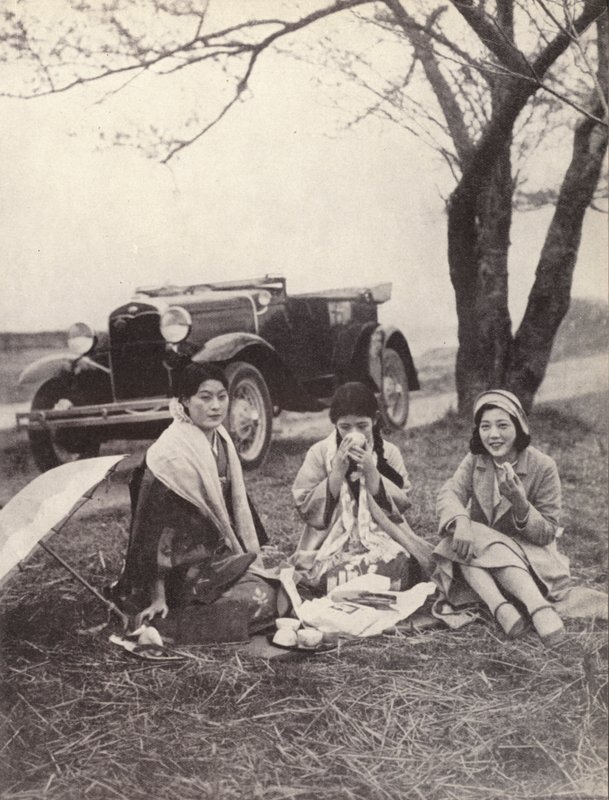 Piknikte batı kıyafetleri giyen Japon kadınları (s/b fotoğraf) by Photographer Japanese