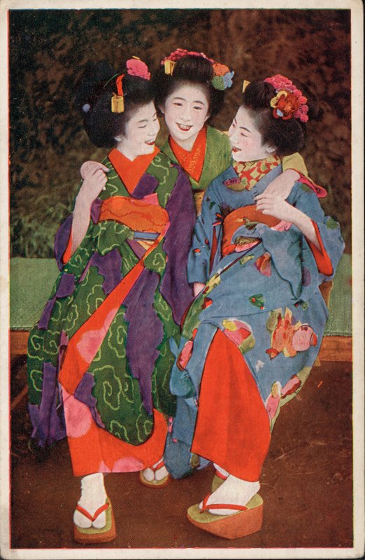 Geleneksel kostümlü üç genç Japon kadın (fotoğraf) by Photographer Japanese