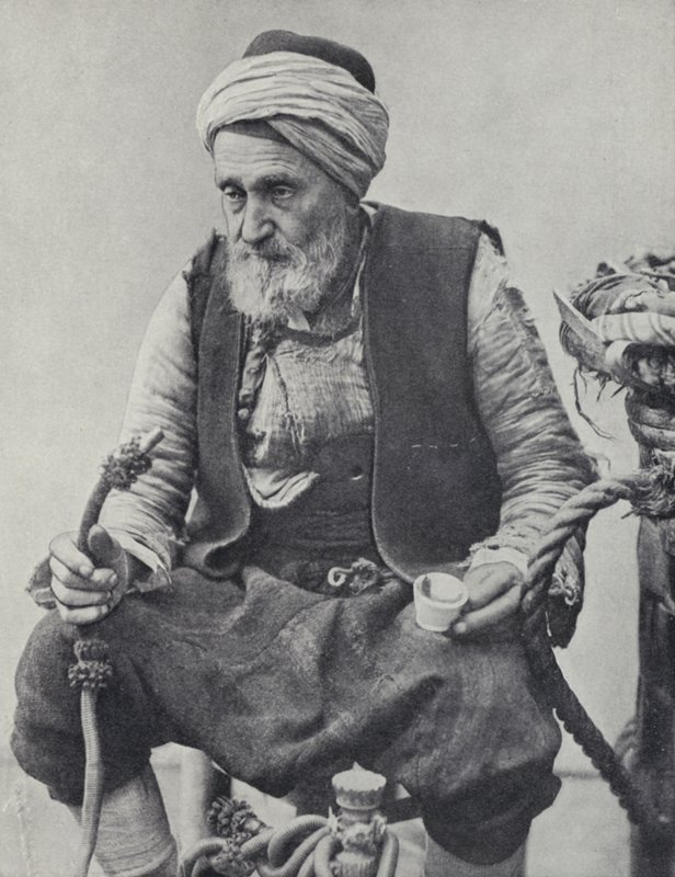 Nargile içen köylü, İzmir, Türkiye (s/b fotoğraf) by Photographer Turkish