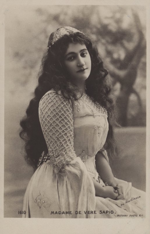 Clementine de Vere Sapio, Fransız-Amerikalı opera soprano. by Reutlinger Studio
