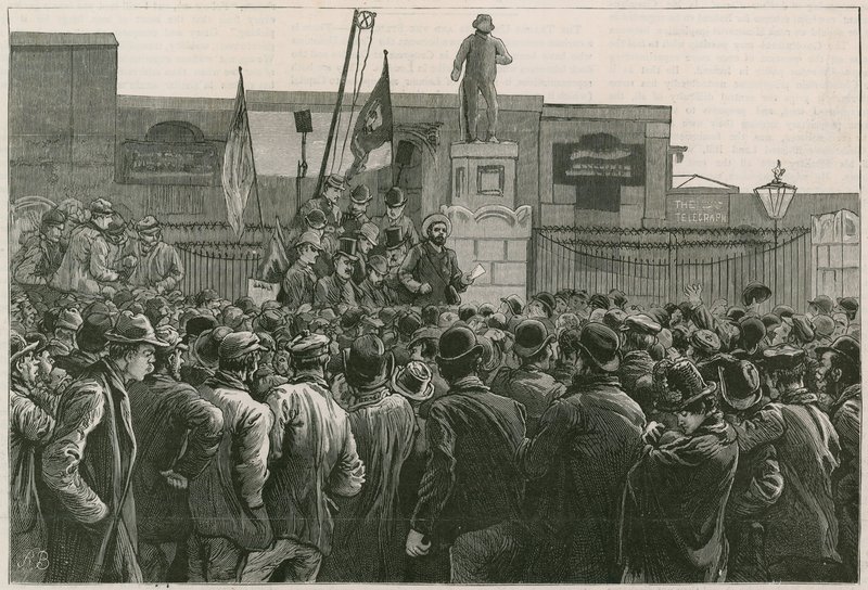 Doğu Yakasında Rıhtım İşçilerinin Büyük Grevi: Bay John Burns, Doğu ve Batı Hindistan Rıhtımlarının kapılarında grev yapan adamlara sesleniyor by Robert Barnes