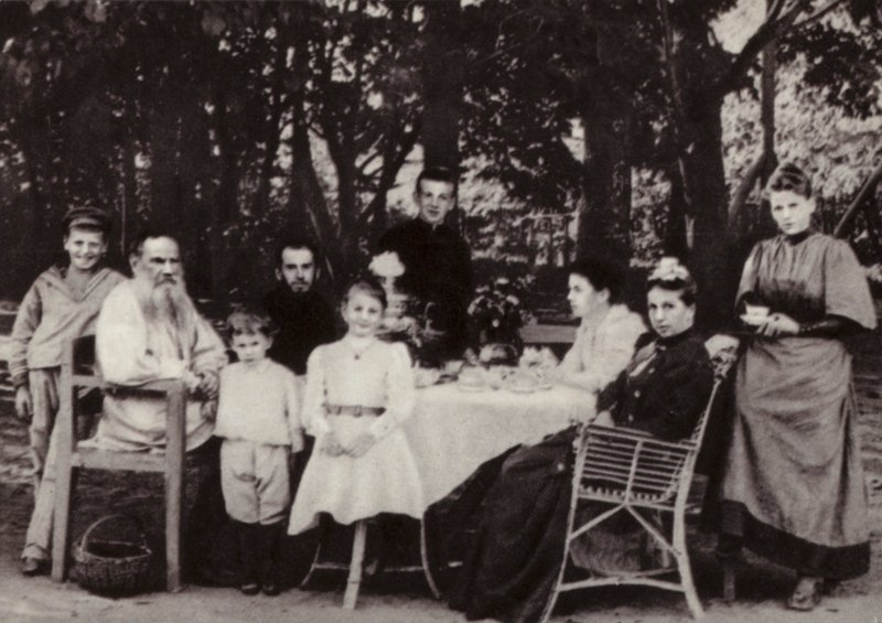 LN Tolstoi, ailesiyle birlikte parktaki çay masasında, Yasnaya Poliana, 1892 by Russian Photographer