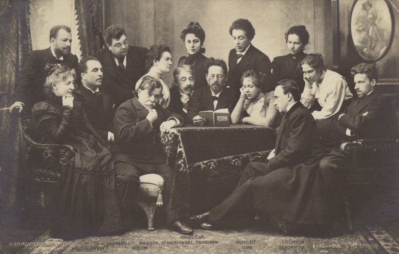 Anton Çehov, Moskova Sanat Tiyatrosu üyelerine kitap okuyor by Russian Photographer
