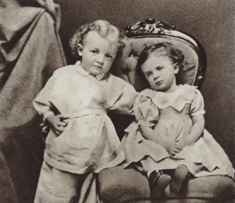 Dört yaşında Lenin ve kız kardeşi Olga, Simbirsk, 1874 by Russian Photographer