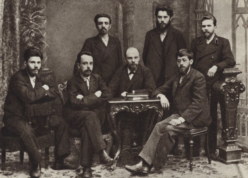 Lenin, St Petersburg İşçi Sınıfının Kurtuluşu İçin Mücadele Birliği üyesi bir grupla, St Petersburg, Şubat 1897 by Russian Photographer