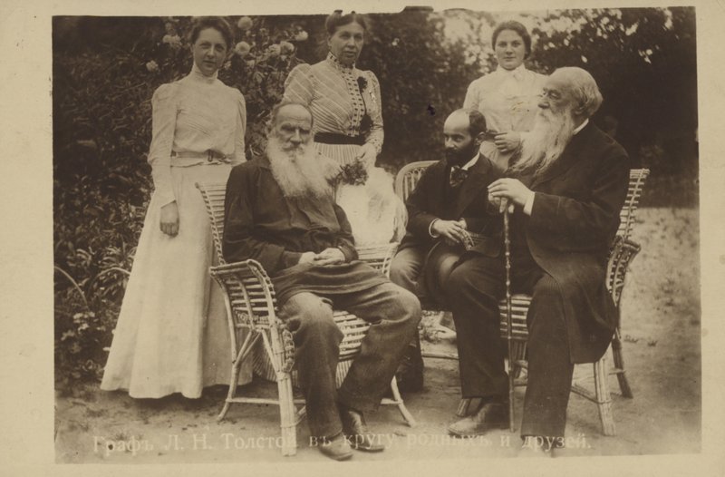 Leo Tolstoy, ailesi ve arkadaşlarıyla by Russian Photographer