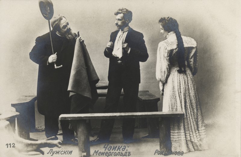 Rus aktör Vsevolod Meyerhold (ortada), Moskova Sanat Tiyatroları'nda Anton Çehov'un Martı yapımında Treplev rolünde, 1898 by Russian Photographer