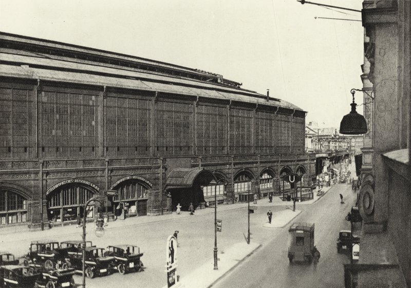 Berlin: Bahnhof Friedrichstrasse; İstasyon Friedrichstrasse (s/b fotoğraf) by Sasha Stone