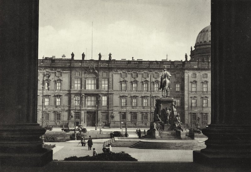 Berlin: Saray ve Lustgarten Görünümü; Kraliyet Sarayı ve Lustgarten manzarası (s/b fotoğraf) by Sasha Stone
