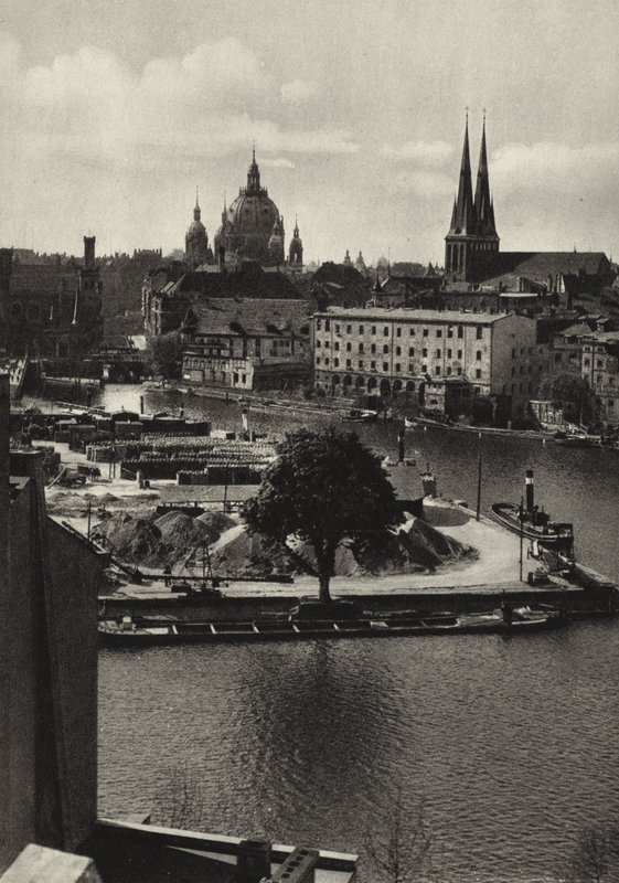 Berlin: Spree'den Muhlendamm'a bakış; Spree ve Muhlendamm'ın görünümü (s/b fotoğraf) by Sasha Stone