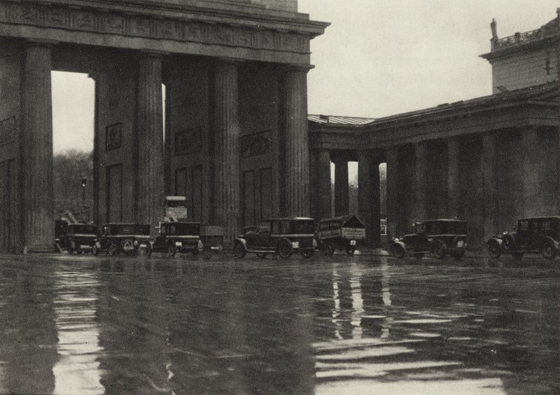 Berlin: Brandenburger Tor; Brandenburg Kapısı (s/b fotoğraf) by Sasha Stone