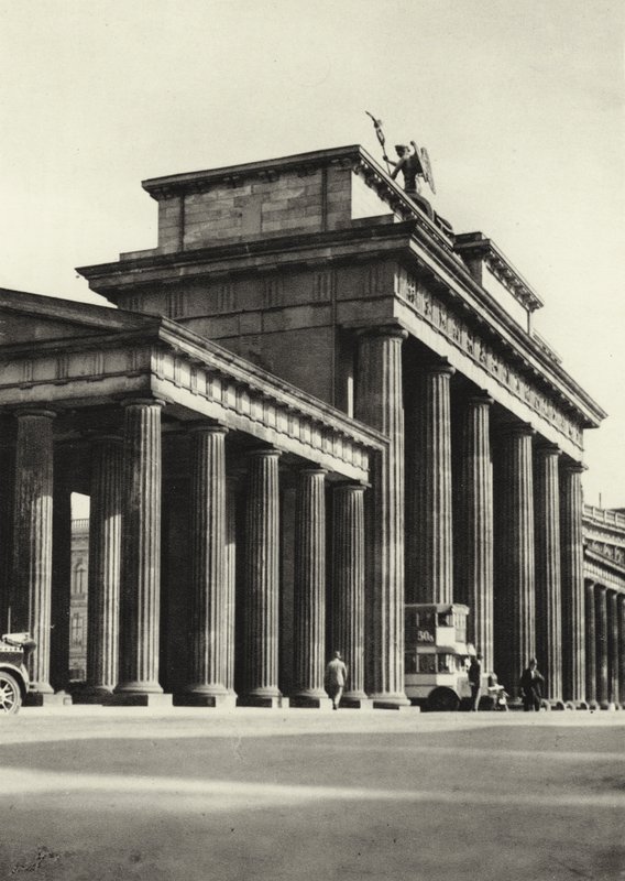 Berlin: Brandenburger Tor; Brandenburg Kapısı (s/b fotoğraf) by Sasha Stone