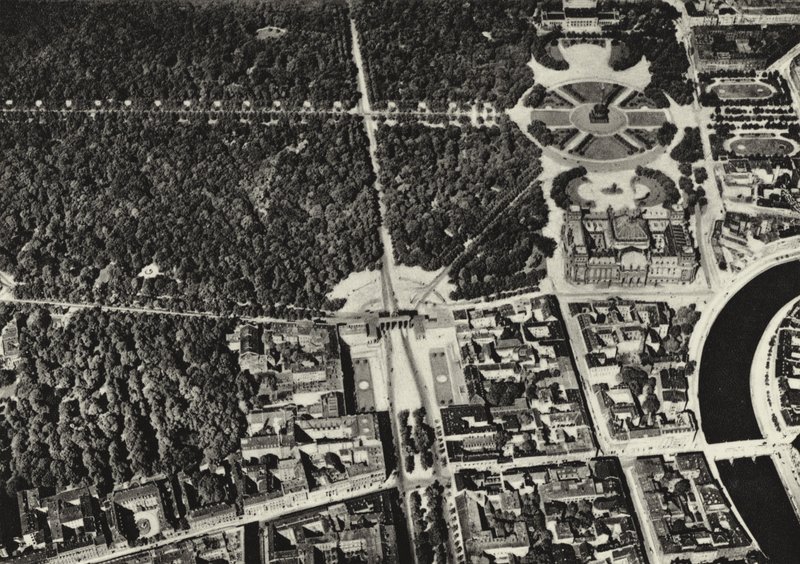 Berlin: Brandenburg Kapısı, hava fotoğrafı; Bir uçaktan görülen Brandenburg Kapısı (s/b fotoğraf) by Sasha Stone