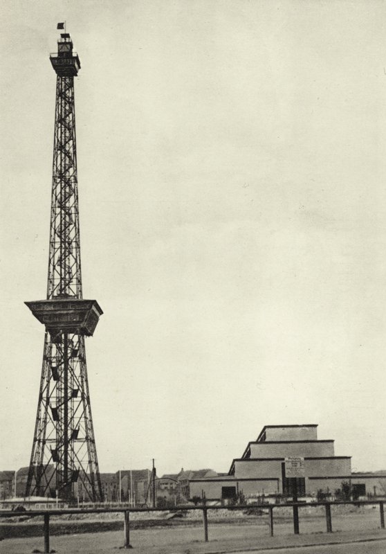 Berlin: radyo kulesi ve radyo salonu; Yayın İstasyonu (s/b fotoğraf) by Sasha Stone