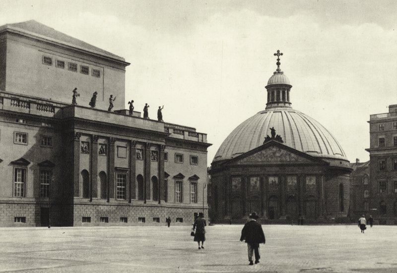 Berlin: Hedwigskirche; St Hedwig Kilisesi (s/b fotoğraf) by Sasha Stone