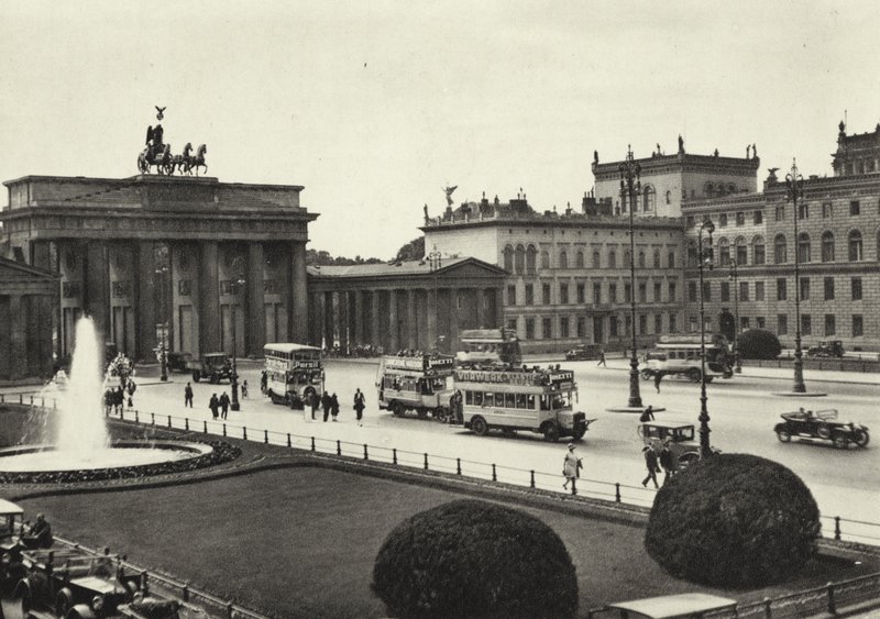 Berlin: Pariser Platz (s/b fotoğraf) by Sasha Stone