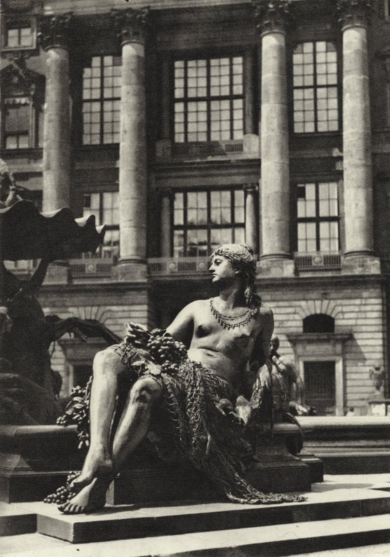 Berlin: Partie vom Schlossbrunnen; R Kalesi Çeşmesi Detayı (s/b fotoğraf) by Sasha Stone