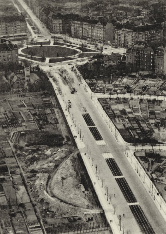 Berlin: Reichsstrasse, Reichskanzlerplatz (s/b fotoğraf) by Sasha Stone