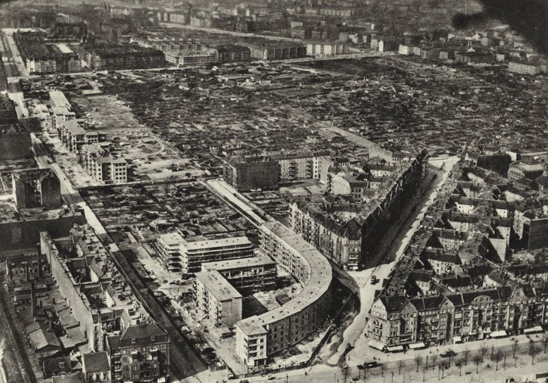 Berlin: Schonlankerstrasse, konut binaları; Konut Evleri (s/b fotoğraf) by Sasha Stone