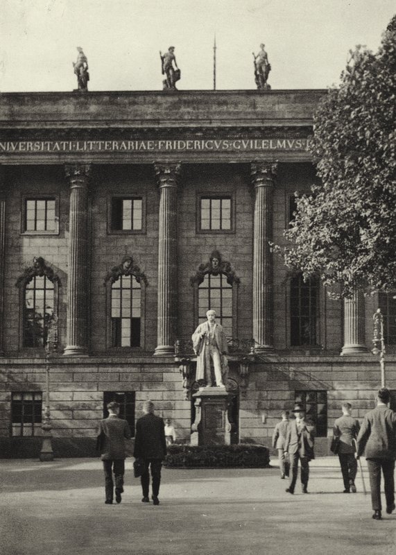 Berlin: Üniversite; Üniversite (s / b fotoğraf) by Sasha Stone