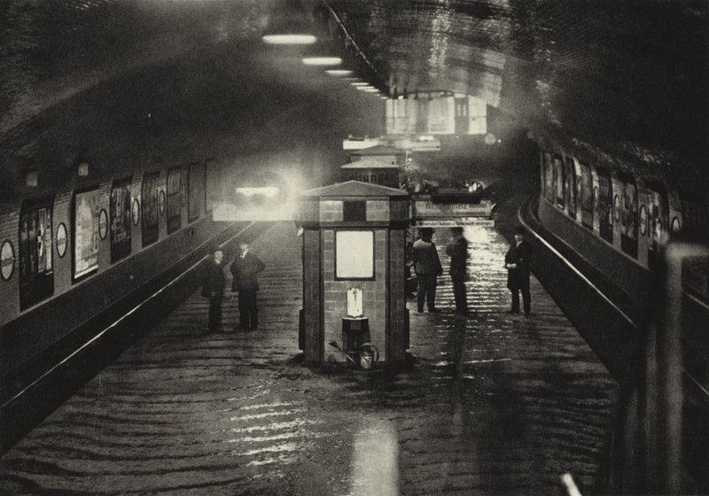 Berlin: Inselbrucke metro istasyonu; Inselbrucke Yeraltı Tren İstasyonu (s/b fotoğraf) by Sasha Stone