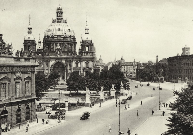 Berlin: Vor der Schlossbrucke; Saray Köprüsü önü (s/b fotoğraf) by Sasha Stone