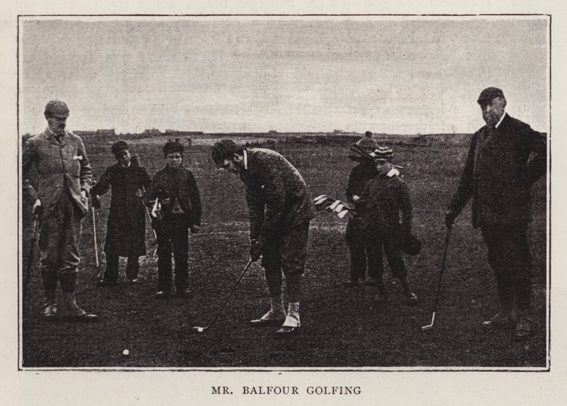 İngiliz Muhafazakar politikacı Arthur Balfour golf oynuyor (s/b fotoğraf) by Scottish Photographer