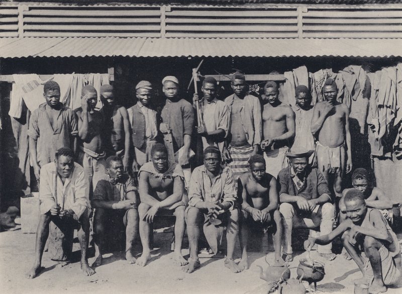 Bileşikteki Bir Grup (s/b fotoğraf) by South African Photographer