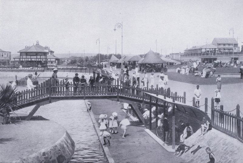Çocuk Göleti Üzerinden Köprü, Ocean Beach, Durban (s/b fotoğraf) by South African Photographer