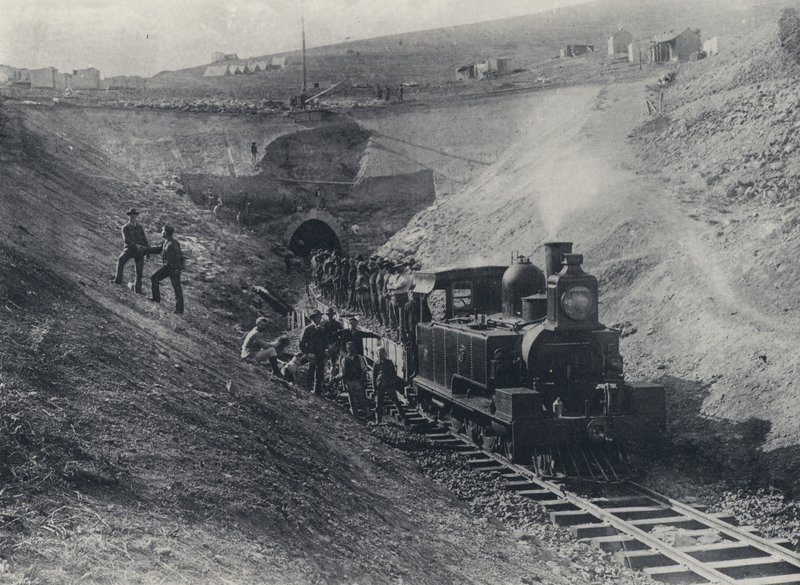 Charlestown Tüneli ve Ulusal Hükümet Demiryolu Motoru (s/b fotoğraf) by South African Photographer