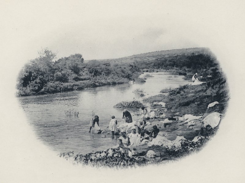 Transvaal'da giysiler nasıl yıkanır (s/b fotoğraf) by South African Photographer