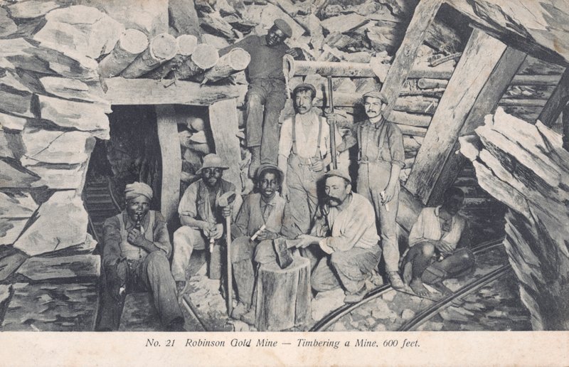 Yerin 600 fit altına kereste direkleri yerleştiren madenciler, Robinson Altın Madeni, Güney Afrika (s/b fotoğraf) by South African Photographer