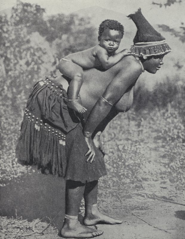 Bebeğini sırtında taşıyan kadın, Güney Afrika (s/b fotoğraf) by South African Photographer
