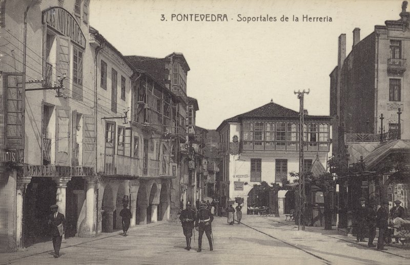 Demirci dükkânının arkadları, Pontevedra, İspanya (b/w fotoğraf) by Spanish Photographer