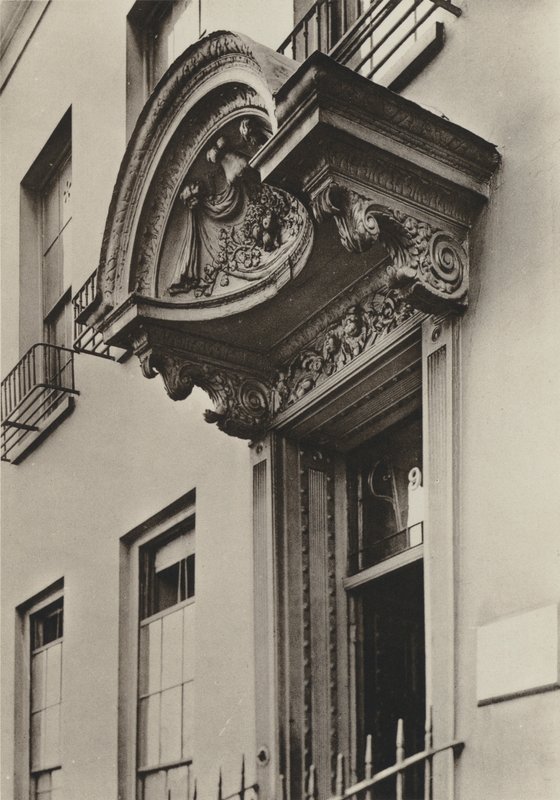 Doorway, 9, Grosvenor Road, Londra (s/b fotoğraf) by William Galsworthy Davie