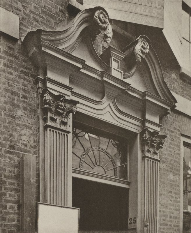 Doorway, Crutched Friars, Londra (s/b fotoğraf) by William Galsworthy Davie