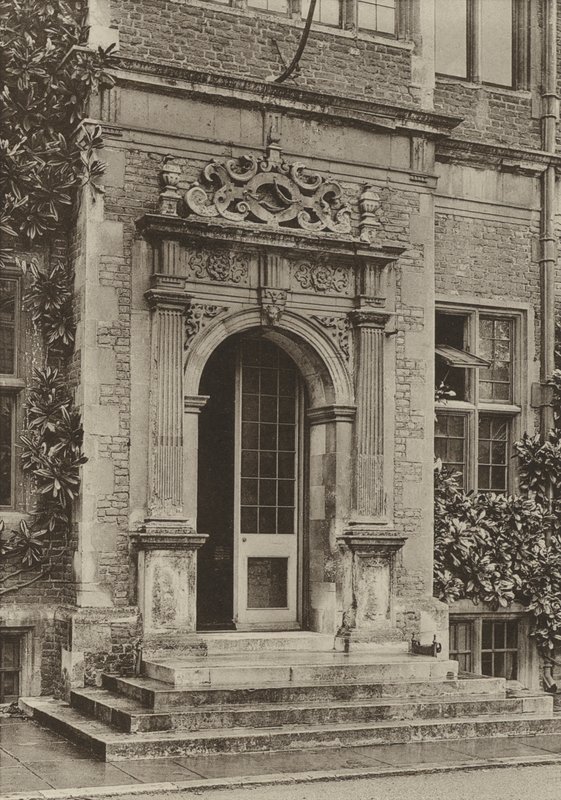 Kapı, Mahkemede, Hatfield Evi (s/b fotoğraf) by William Galsworthy Davie