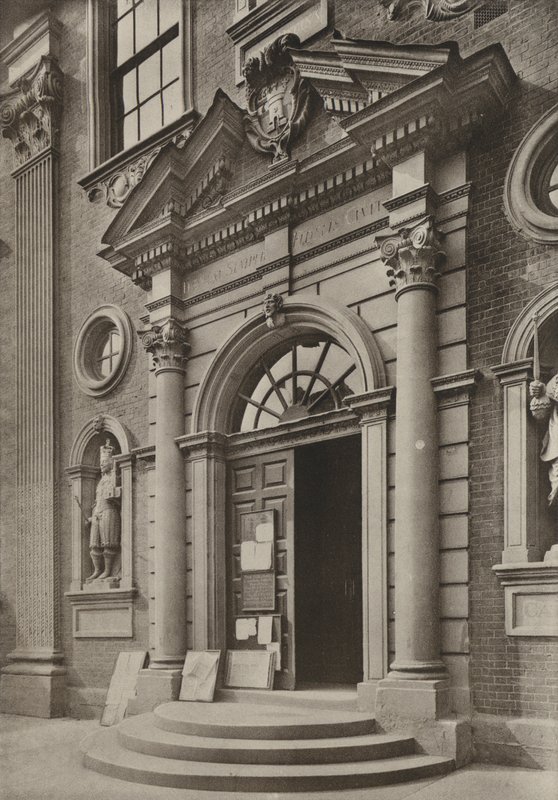 Kapı, Guildhall, Worcester (s/b fotoğraf) by William Galsworthy Davie