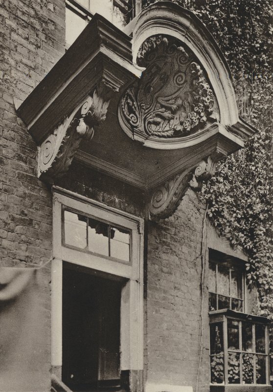 Doorway, The Manor House, Bermondsey, Londra (s/b fotoğraf) by William Galsworthy Davie